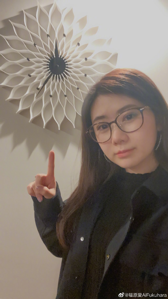 福原愛繼今年2月後,罕見再曬出自拍照。(圖/翻攝自福原愛微博)