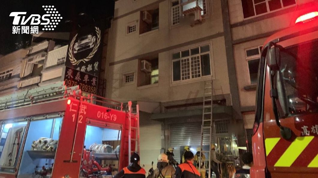 疑電動車過充起火!高雄透天厝深夜火警 一家4口均獲救