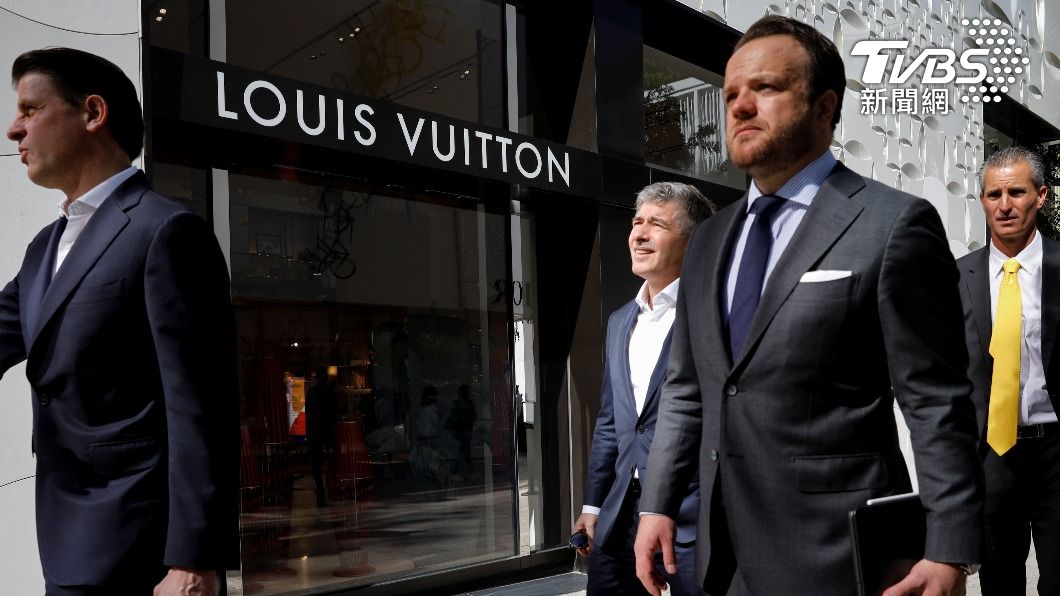 設計師Kim Jones主理的Louis Vuitton,一手策動聯乘Supreme重磅企劃,引來熱烈搶購。(圖/達志影像路透社)