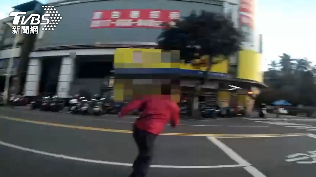 通緝犯要逃不要命！遭攔不顧車流狂奔　警追上前險遭車撞