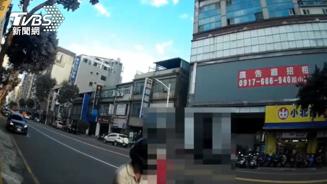 騎士和林男不斷交頭接耳。（圖／TVBS）