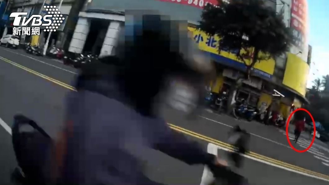 員警險遭車撞。（圖／TVBS）