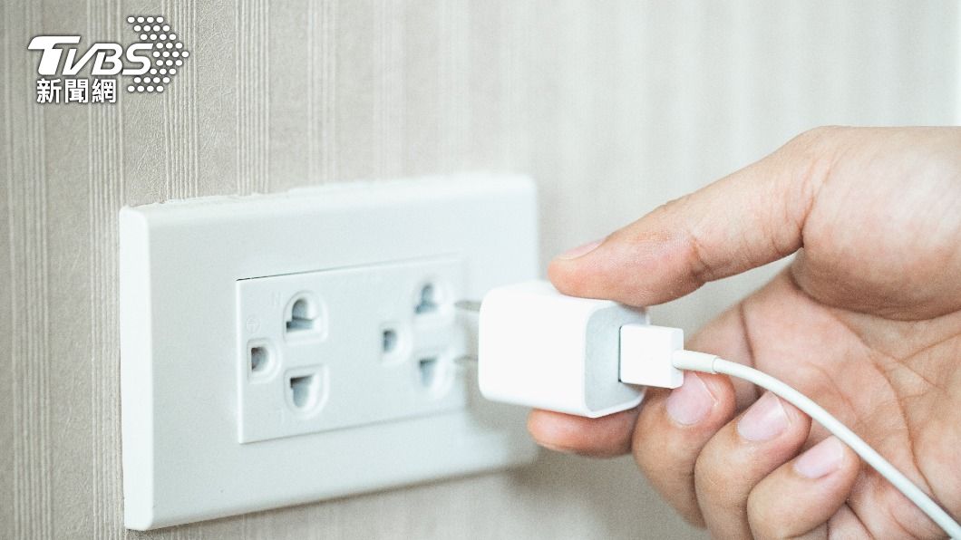 有部分網友認為，有免費插座、Wi-Fi使用相當方便。（示意圖／shutterstock達志影像）
