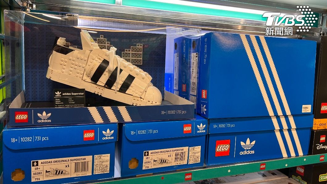 聯名款「adidas Originals Superstar」。(圖/TVBS)