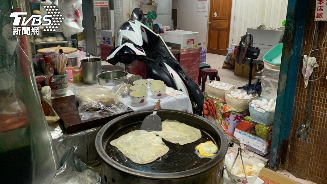 不安分的小手手!男邊聊天手邊催 機車暴衝早餐店2人傷