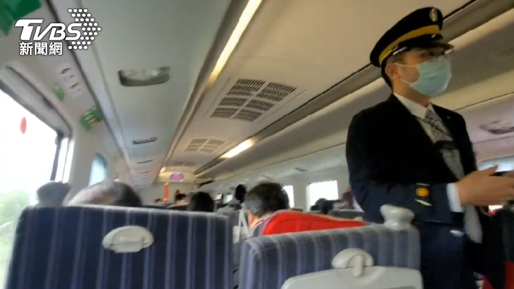 台鐵406次普悠瑪列車失去動力，列車長趕緊前往處理。（圖／民眾提供）