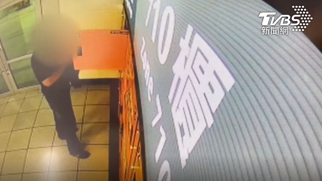 陳嫌在左營高鐵站放置槍械。(圖/TVBS)