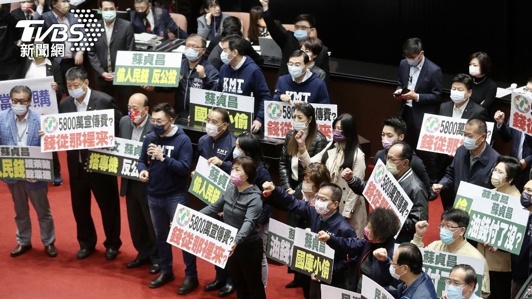 國民黨立委舉牌指控蘇貞昌偷人民錢反公投。（圖／中央社）