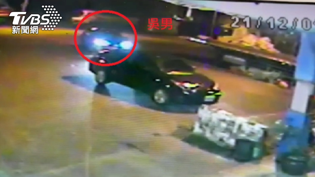 吳男先倒車，下秒直接衝撞吳女的車。（圖／警方提供）