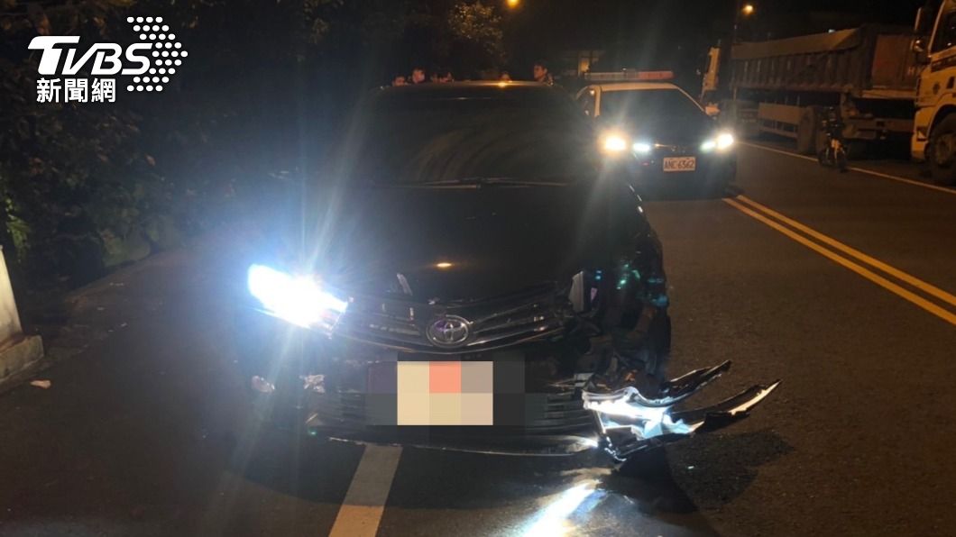 吳男酒駕開車多次衝撞路旁轎車，警方在10分鐘內將他逮捕，肇事車輛前保險桿及車身都受損。（圖／警方提供）