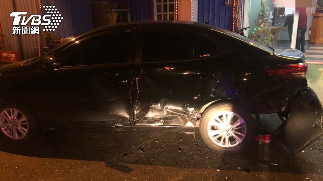 吳女的車被酒駕男撞到車身毀損。（圖／警方提供）