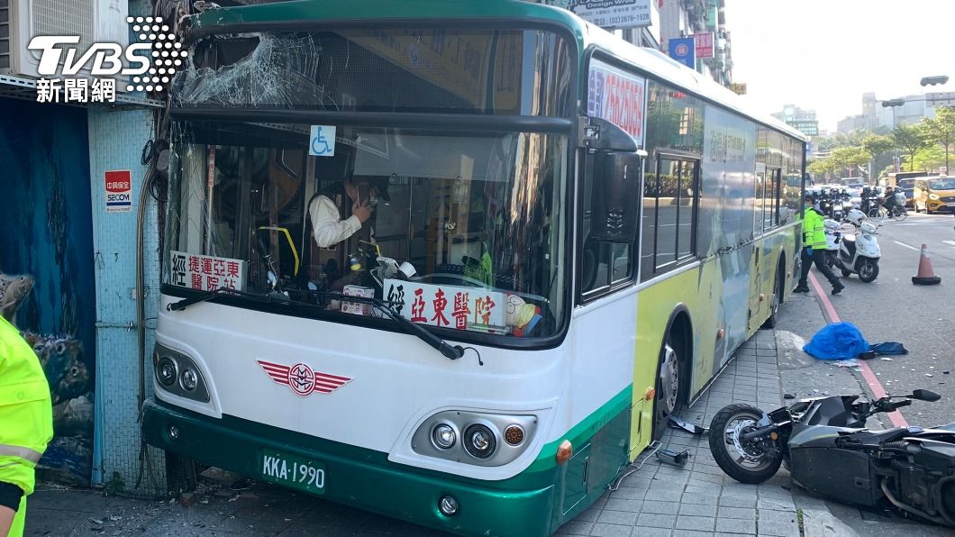 三重客運暴衝撞進騎樓！19部機車全爛　駕駛：操作不當