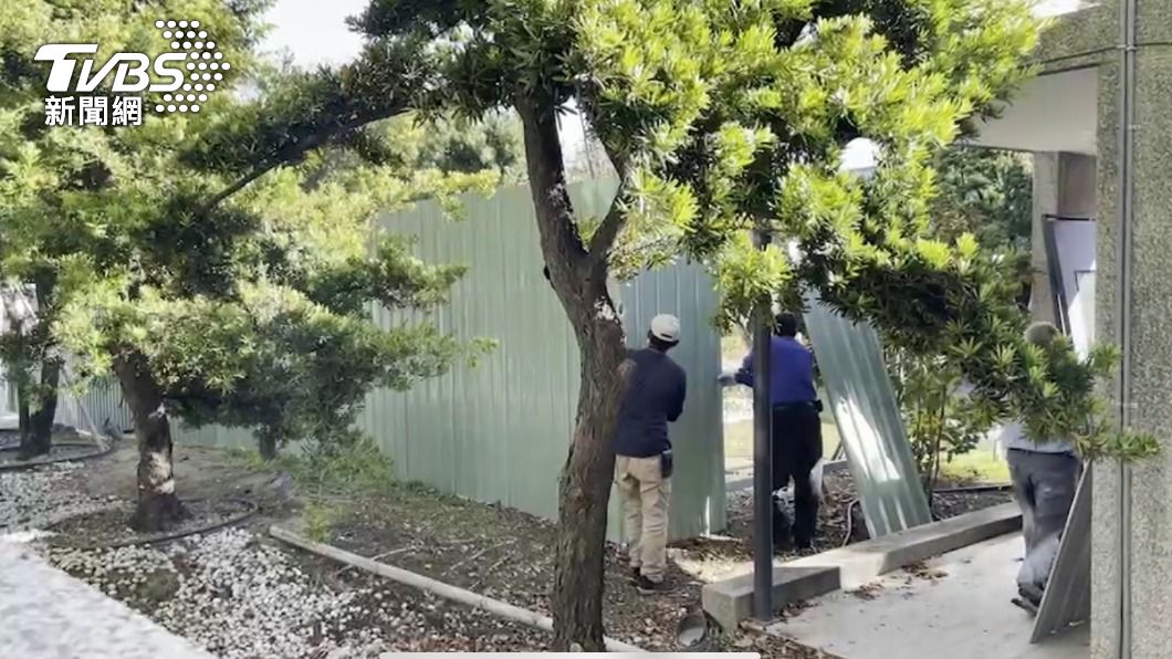 顏家拆違建招待所「多此一舉」 架鐵圍籬防內部曝光