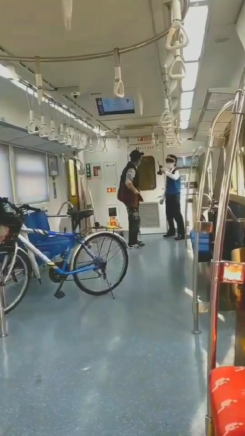 男乘客與女列車長發生爭執,揮空拳作勢打人,還把她逼到角落。(圖/翻攝自「靠北台鐵」臉書)
