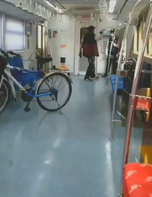 男乘客與女列車長發生爭執,揮空拳作勢打人,還把她逼到角落。(圖/翻攝自「靠北台鐵」臉書)