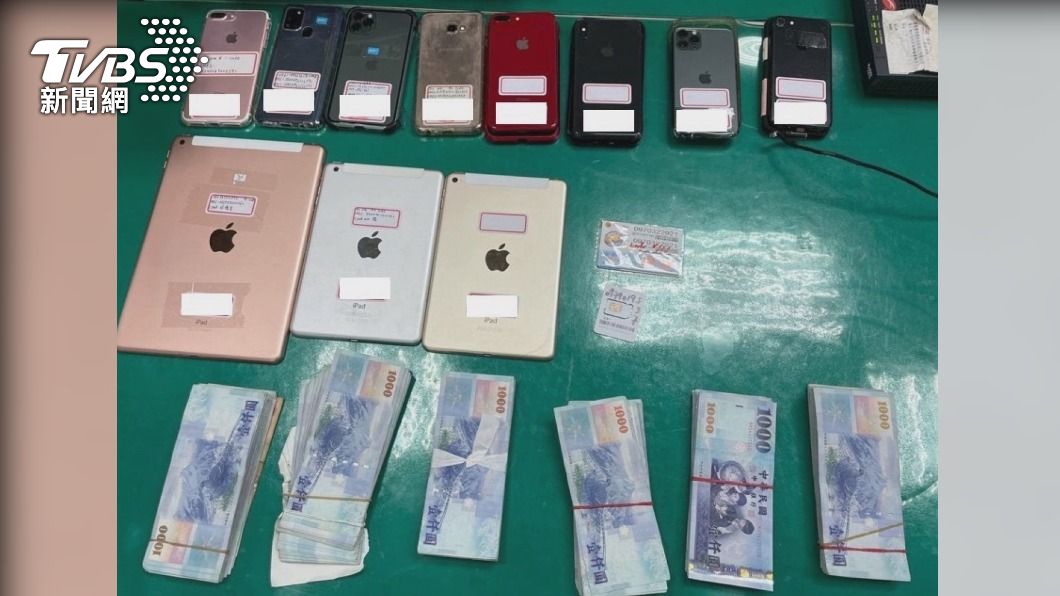 警方起獲涉案手機30部、現金贓款56萬元以及高階演算主機等證物。(圖/中央社)