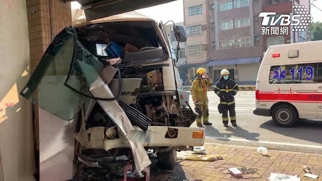 貨車煞車失靈!駕駛憂釀傷亡 車頭一偏撞進養生館