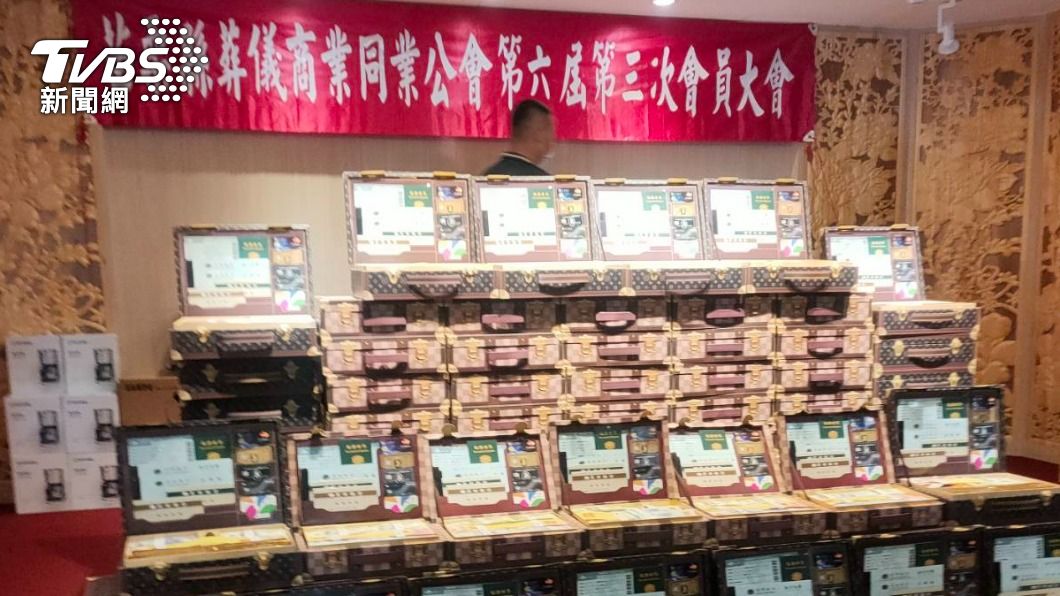 苗栗殯葬業會員大會兼尾牙,今年準備100個「紙LV公事包」要來抽獎。(圖/TVBS)