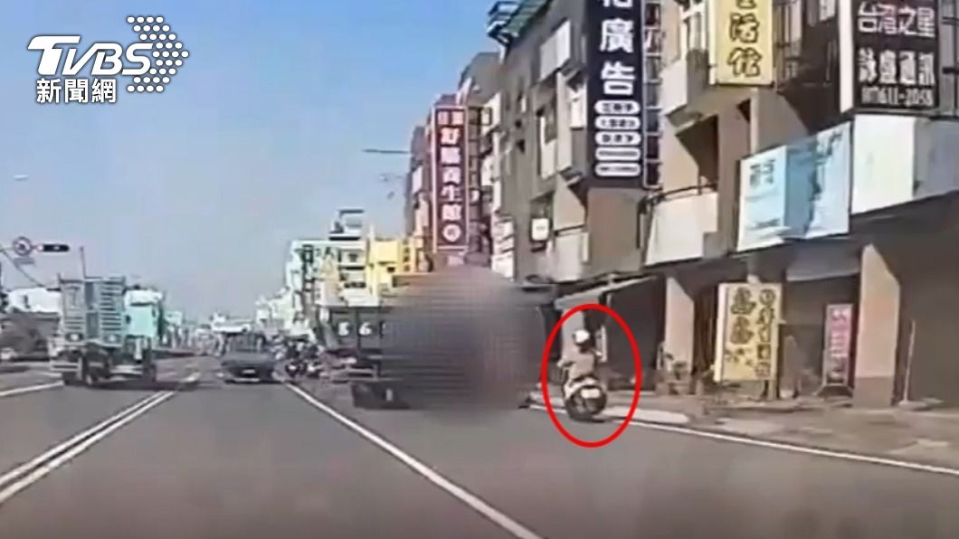 並排騎士見狀緊急煞車。(圖/TVBS)