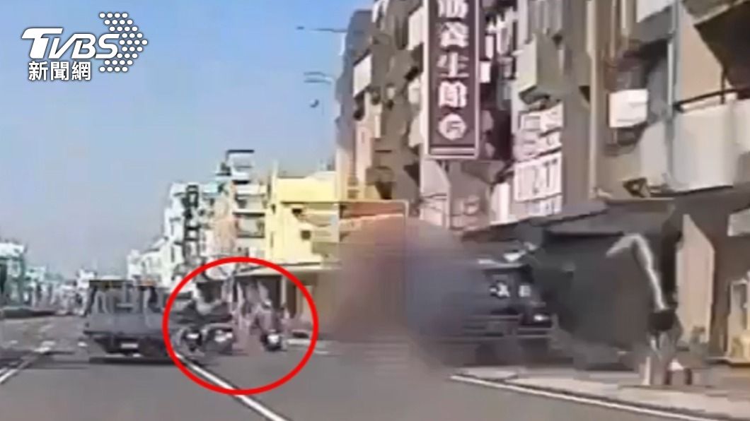 騎士們嚇得跳車逃命。(圖/TVBS)