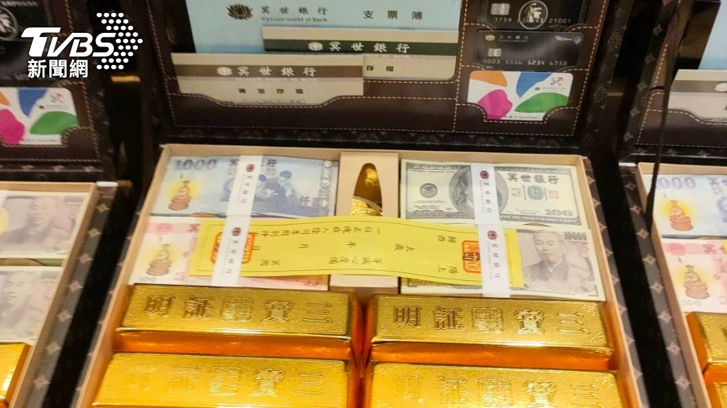 「紙LV公事包」內裝滿各國仿真紙幣、金條、存摺、信用卡、護照等。(圖/TVBS)