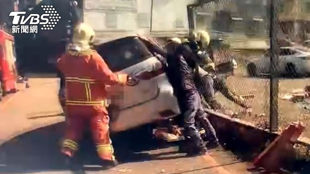 腳踏車不明原因摔對向！轎車撞上沒發現　拖行將騎士輾過