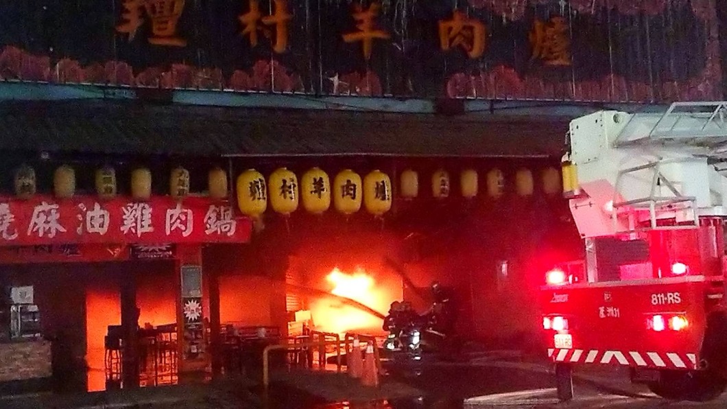 羊肉爐餐廳遭延燒。(圖/翻攝自記者爆料網)