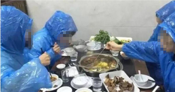 4人穿雨衣吃火鍋。(圖/翻攝自搜狐)