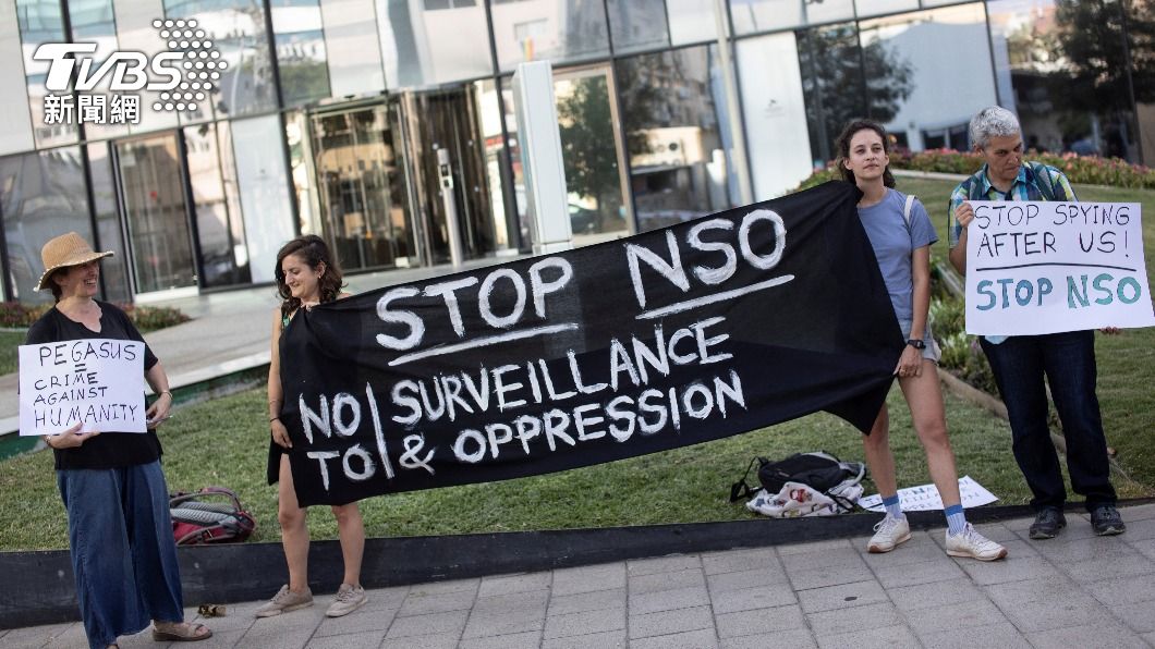 抗議人士在NSO Group公司外要求停止使用間諜軟體。(圖/達志影像路透社)
