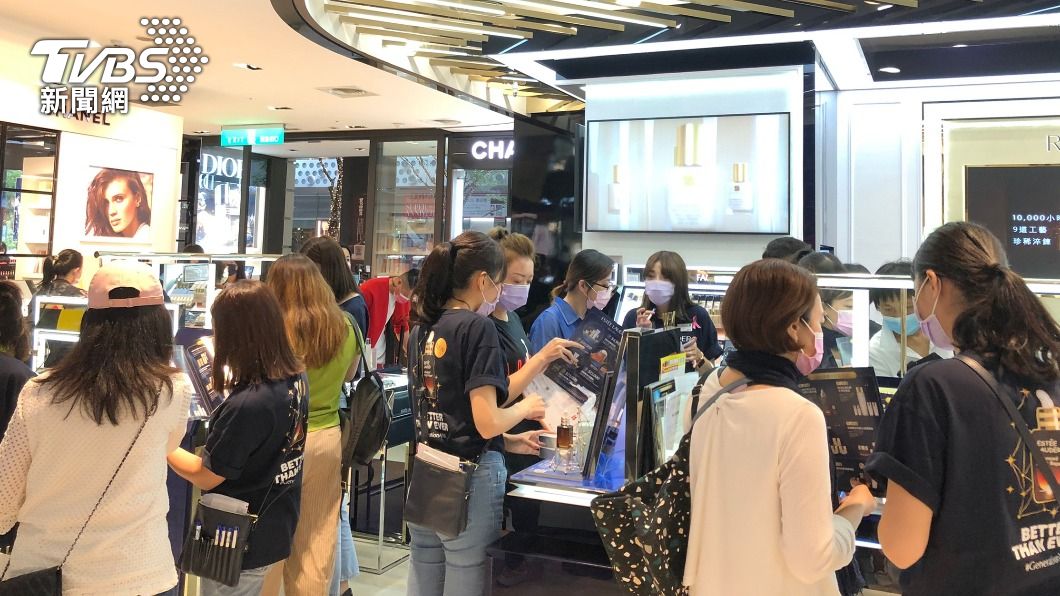 冷氣團發威!百貨週年慶外套熱銷 單日狂賣200件