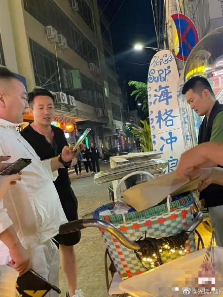 汪小菲現身海南三亞路邊攤。（圖／翻攝自微博）