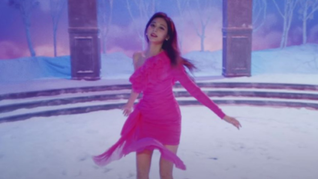 想光著腳丫在雪地跳舞！子瑜化身Elsa　男友視角轉圈