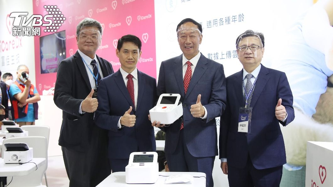 郭台銘翁啟惠同台 示範口水機以唾液驗PCR