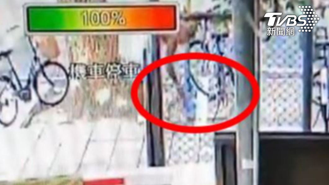 男子發現腳踏車沒上鎖下手行竊。(圖/TVBS)
