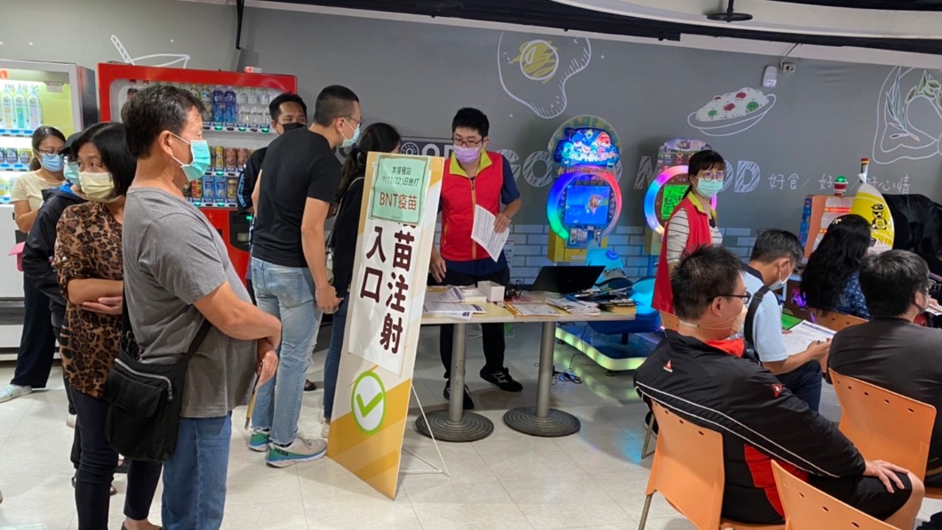 家樂福在賣場設立施打站。(圖/業者提供)