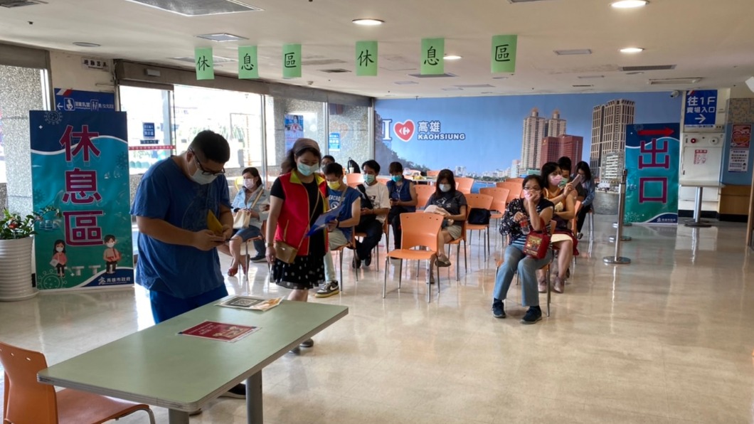 賣場內規劃空間讓接種後民眾休息。(圖/業者提供)
