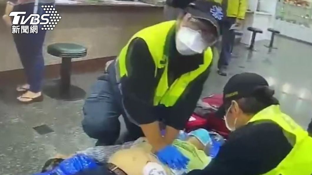 員警到場後接手CPR。(圖/TVBS)