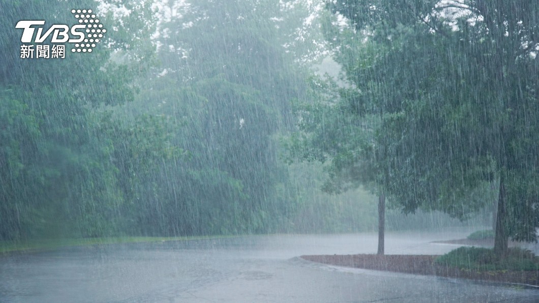 入夜急凍剩10度!明雨彈接力開炸「2地區防大雨」