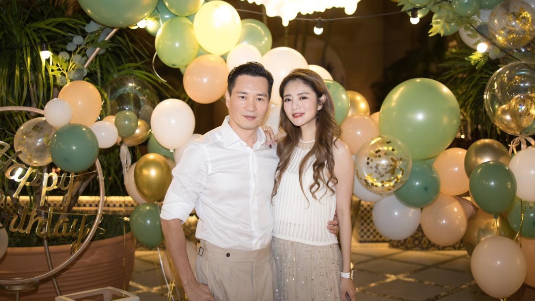女星安以軒(右)與老公陳榮煉(左)結婚5年。(圖/翻攝自安以軒微博)