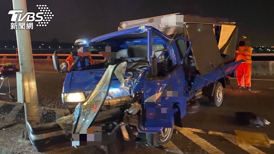 小貨車在台86失控撞路燈 車頭全毀女重傷男不治