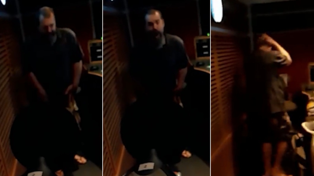 夏普沉澱了一下後,便打出一個驚天大嗝,隨後雙手抱頭似乎無法相信竟然破紀錄。(圖/翻攝自 Guinness World Records 推特 @GWR)