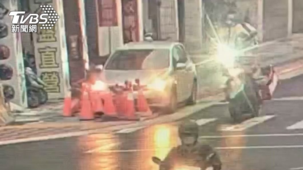 吸完安非他命還開車!25歲男駕駛自撞分隔島仍「昏睡」
