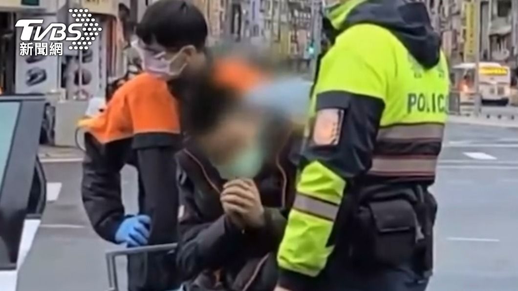 警消人員破窗後救出駕駛。（圖／TVBS）
