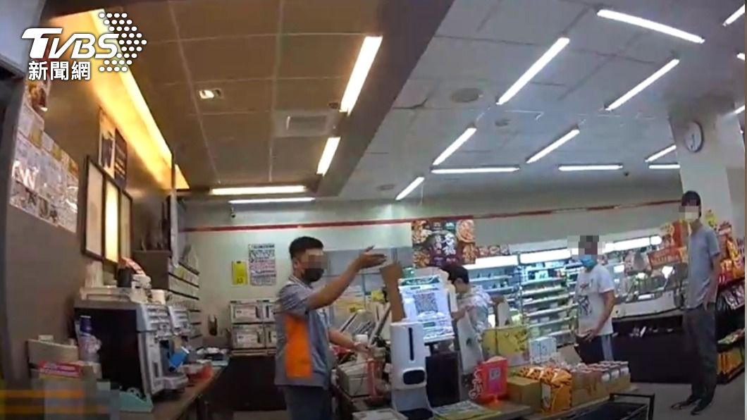 店員請警方到場了解。(圖/TVBS)