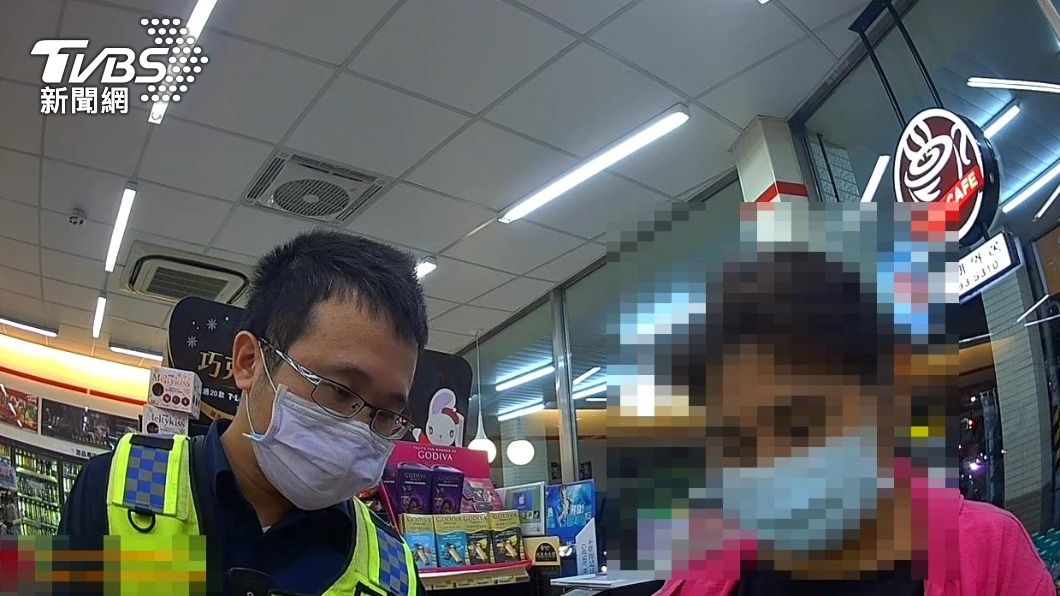 警方告知婦人,不應寄出重要證件和提款卡。(圖/TVBS)