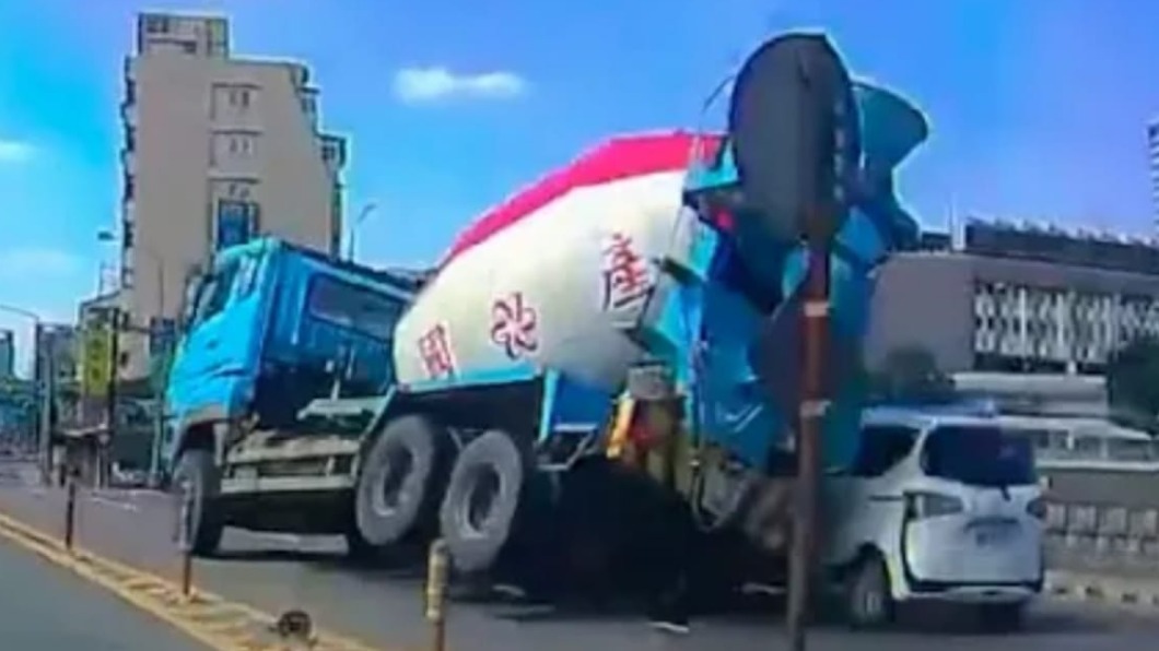 再靠近一點點就成廢鐵！預拌混凝土車為閃轎車　瞬間晃動險翻覆
