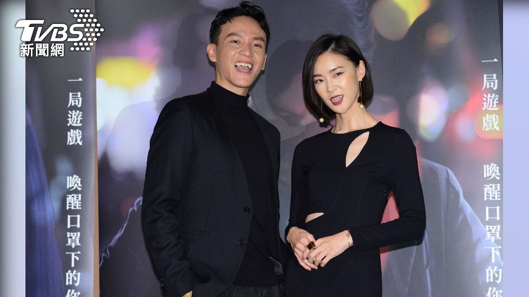 曹晏豪、鍾瑶在《詭祭》首映會上露出片中的吸血鬼獠牙。（圖／TVBS）