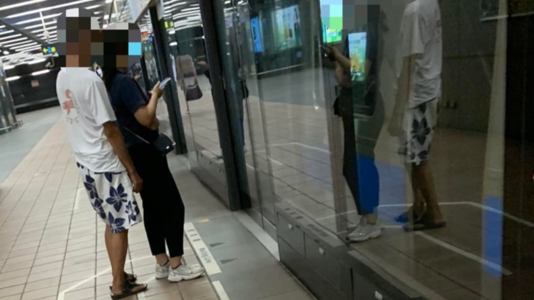 有部分網友表示，從鏡面反射看來並沒有靠很近。（圖／翻攝自爆料公社 臉書）