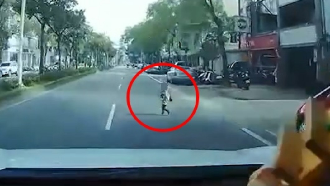 嚇壞!道路中央「小小身影」突竄出 女駕駛急煞險撞孩童
