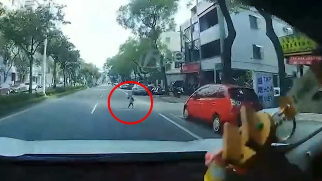女駕駛緊急煞車。（圖／Facebook我是三峽人 iSanxia）